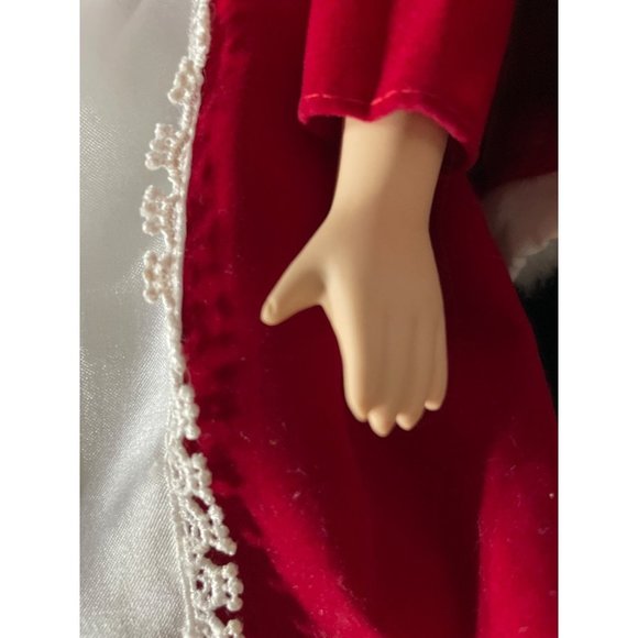 Two Porcelain Winter Dolls blonde in Green and brunette in Red 16” EUC - Picture 13 of 16